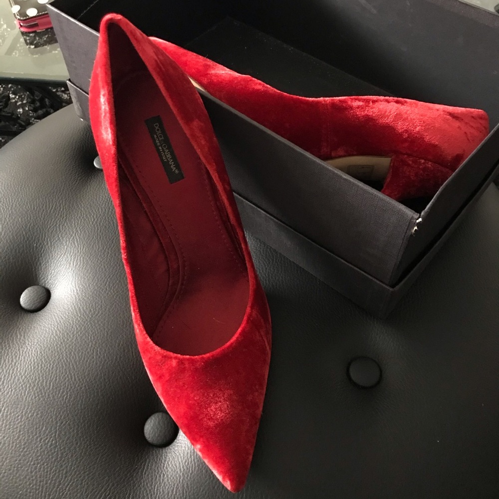 NWT Dolce & Gabbana red velvet pumps